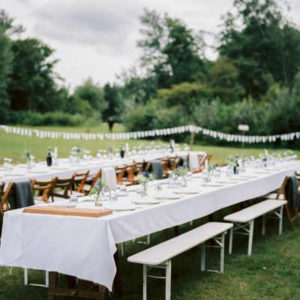 BBQ-catering op een buiten bruiloft: aangeklede tafels